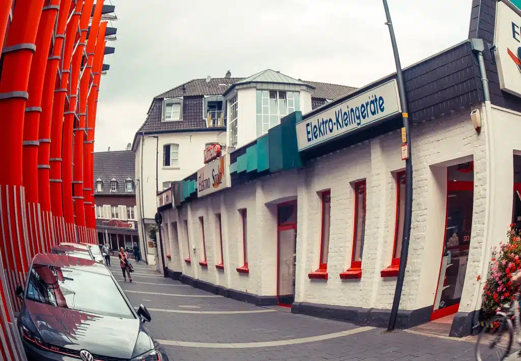 Juni 2021 Klostergasse, Neues erdrueckt Altes